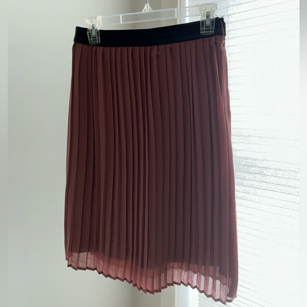 Pleaded knee length skirt